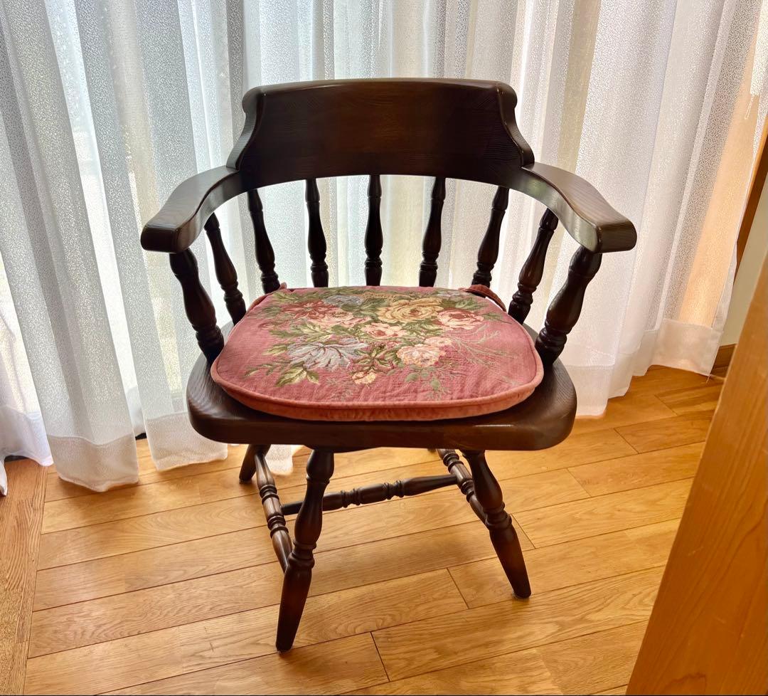 ダークブラウン 木製アームチェア ①