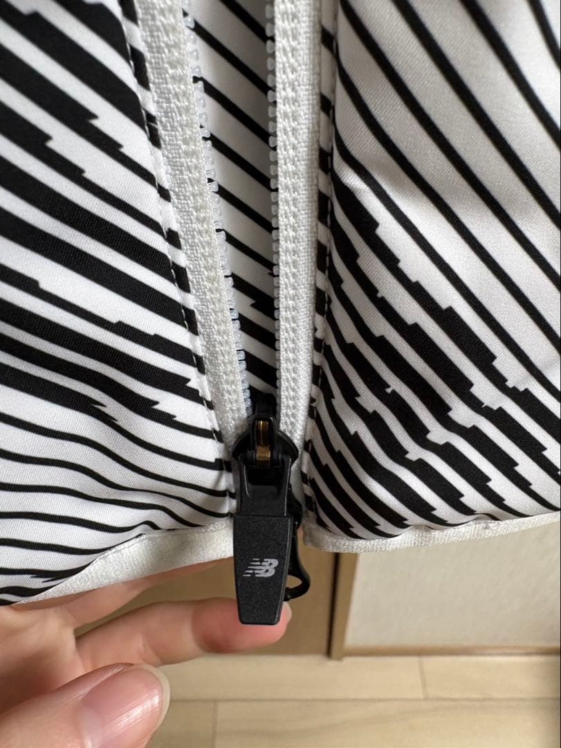 New Balanceストライプジャケット フード付き