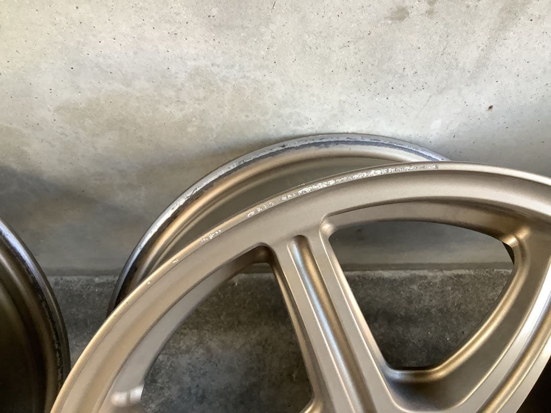 ゴールド色15インチアルミホイール