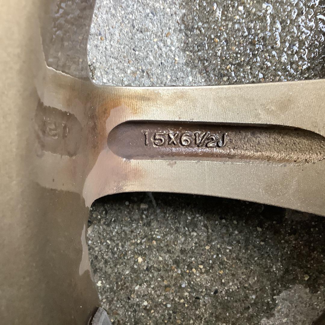 ゴールド色15インチアルミホイール