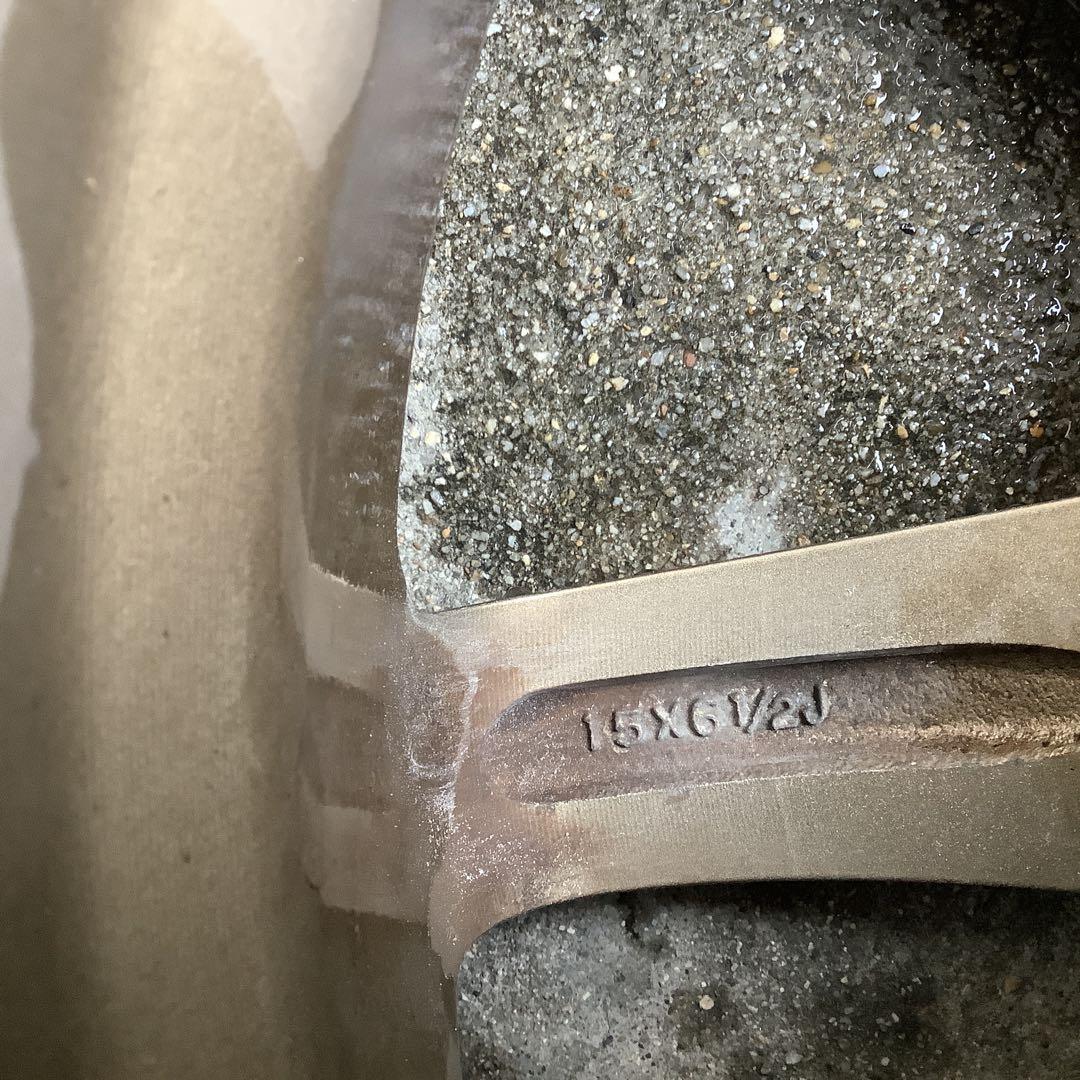 ゴールド色15インチアルミホイール