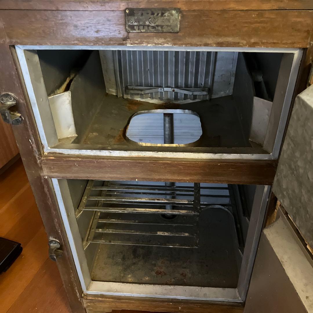 レトロな木製冷蔵庫　シロガネ　松坂屋　ディスプレイ　収納