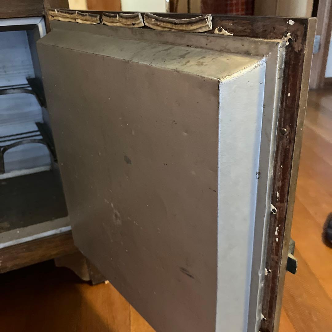 レトロな木製冷蔵庫　シロガネ　松坂屋　ディスプレイ　収納