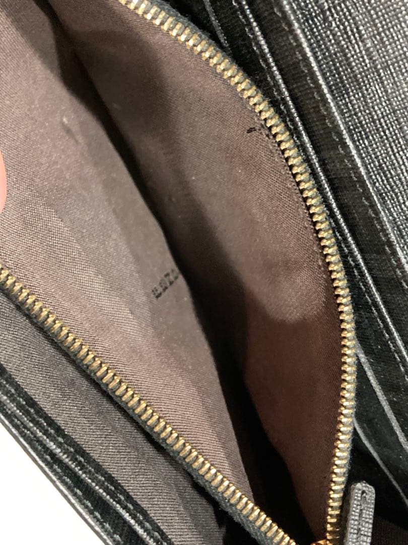 FENDIブラック 長財布 金属製ロゴプレート付き