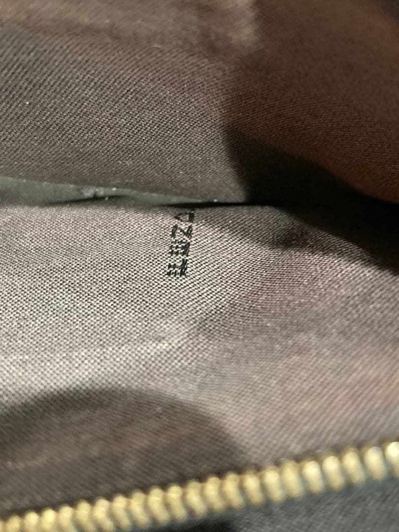 FENDIブラック 長財布 金属製ロゴプレート付き