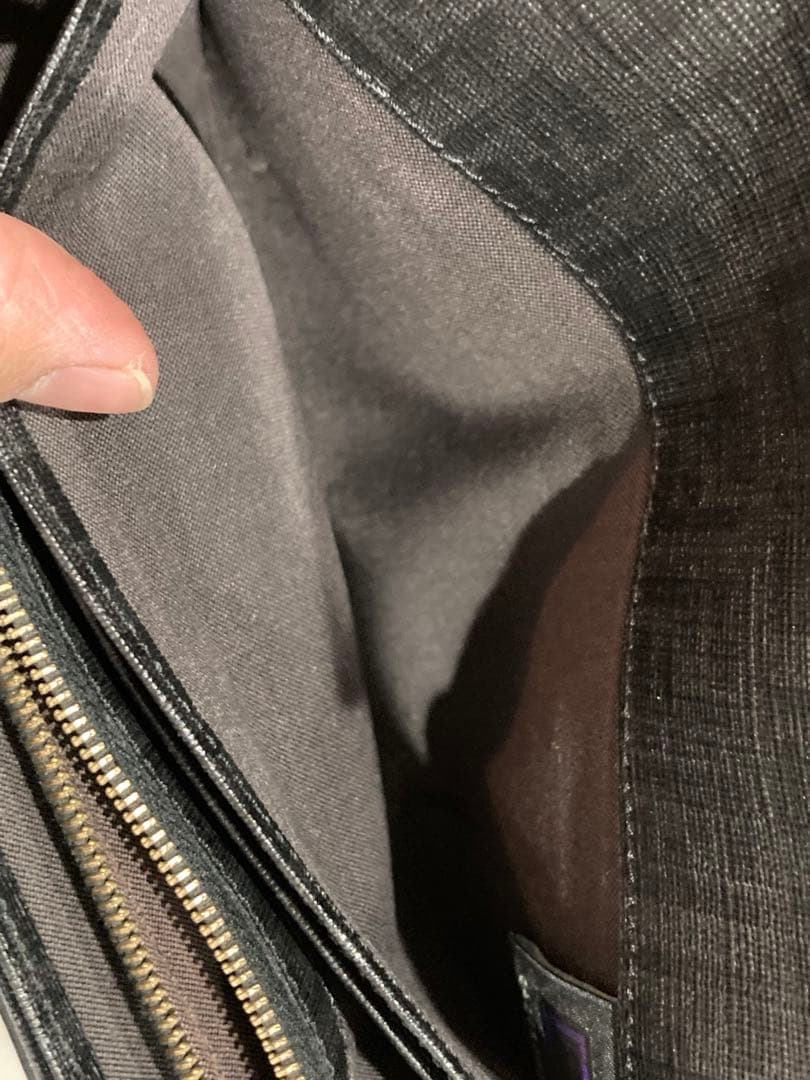 FENDIブラック 長財布 金属製ロゴプレート付き