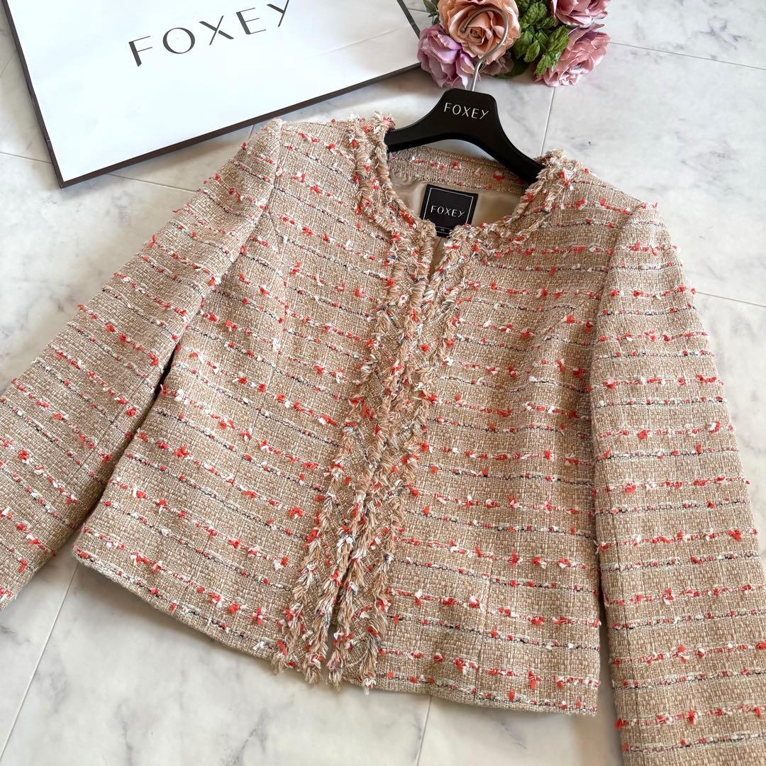 美品★フォクシー 近年 定価13万 ツイードノーカラージャケット サンドマルチ