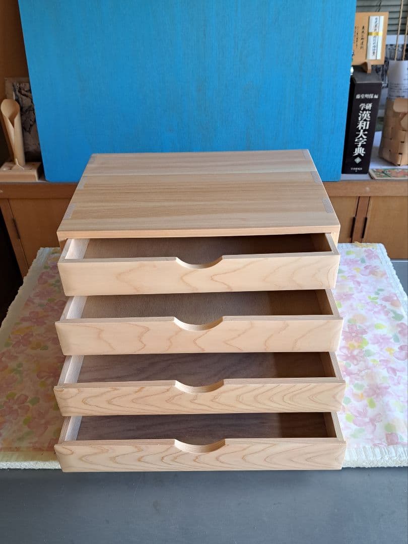 Aurelius さまへ桧スツールと ４段チェストです。