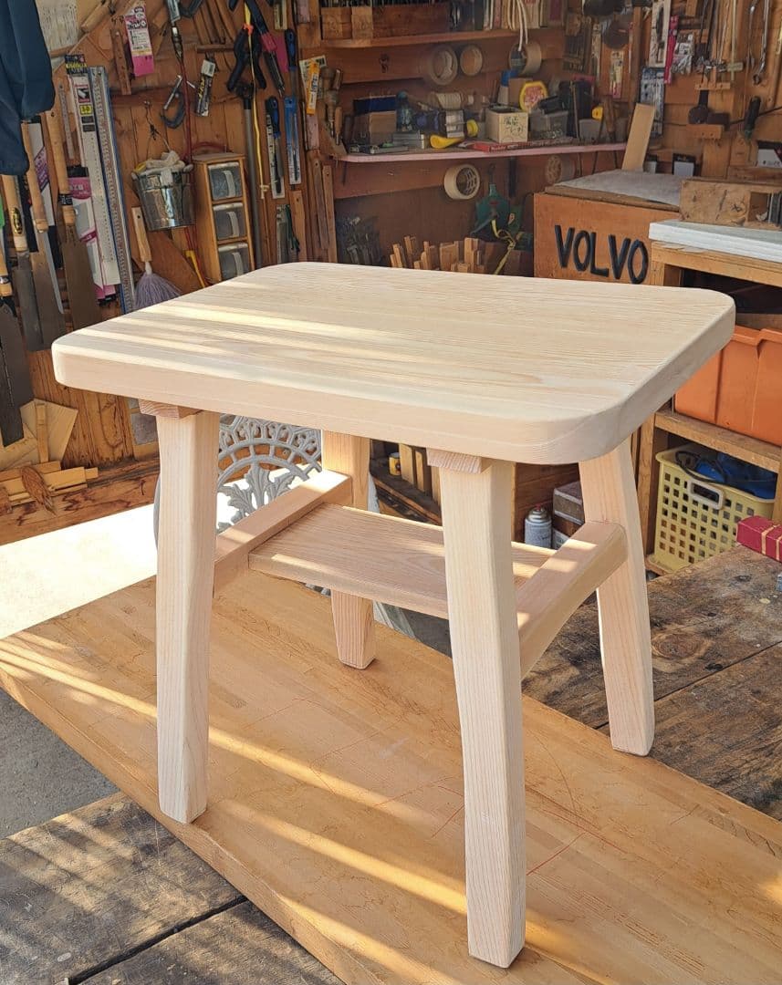 Aurelius さまへ桧スツールと ４段チェストです。