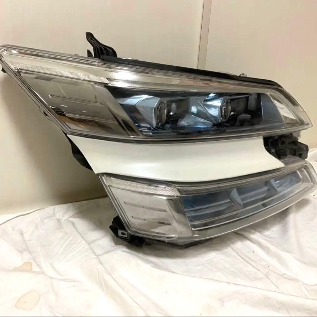 30ヴェルファイア　後期型右ヘッドライト　中古