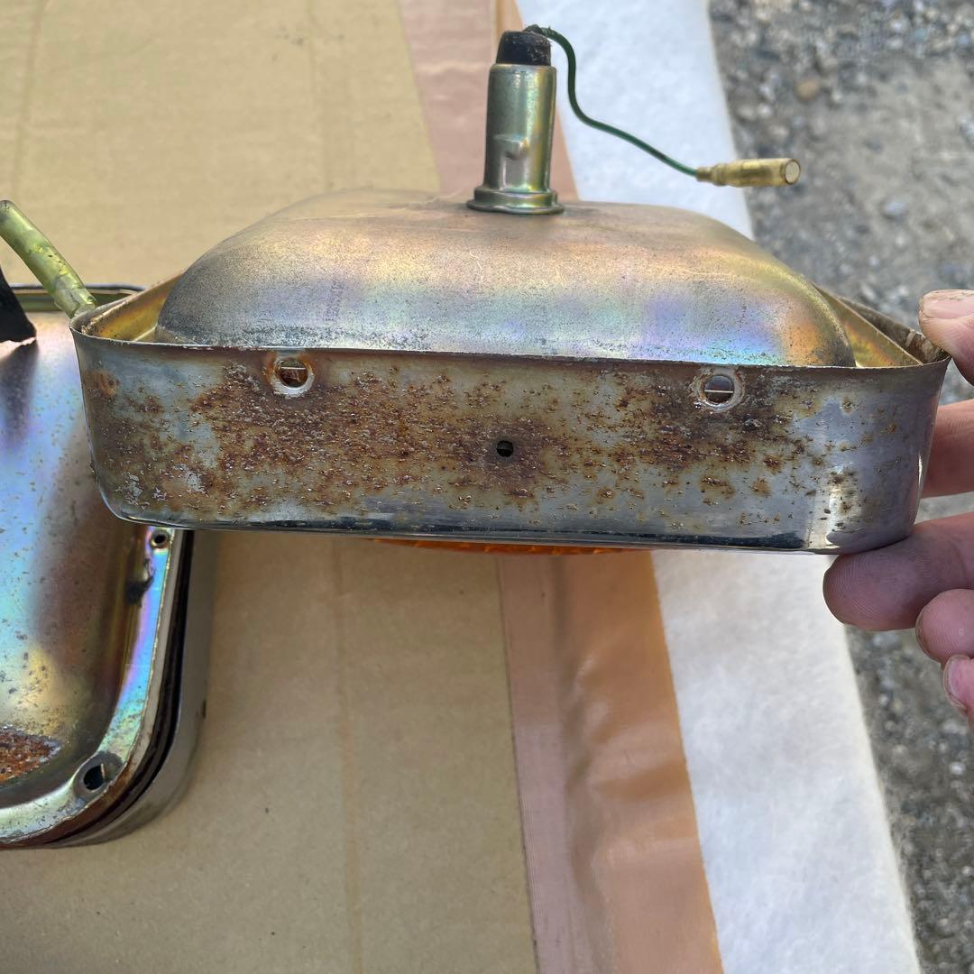 トラックのテールランプ、ウィンカーランプ。本体