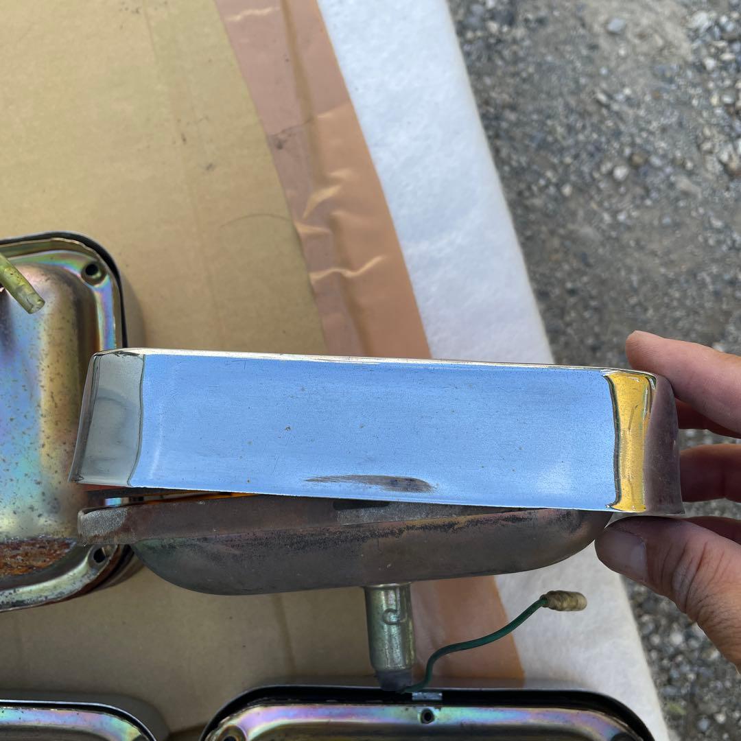 トラックのテールランプ、ウィンカーランプ。本体