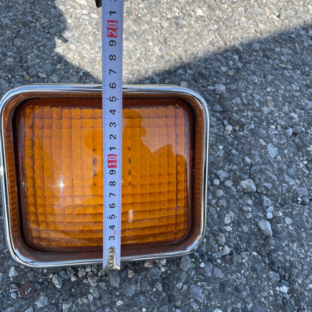 トラックのテールランプ、ウィンカーランプ。本体