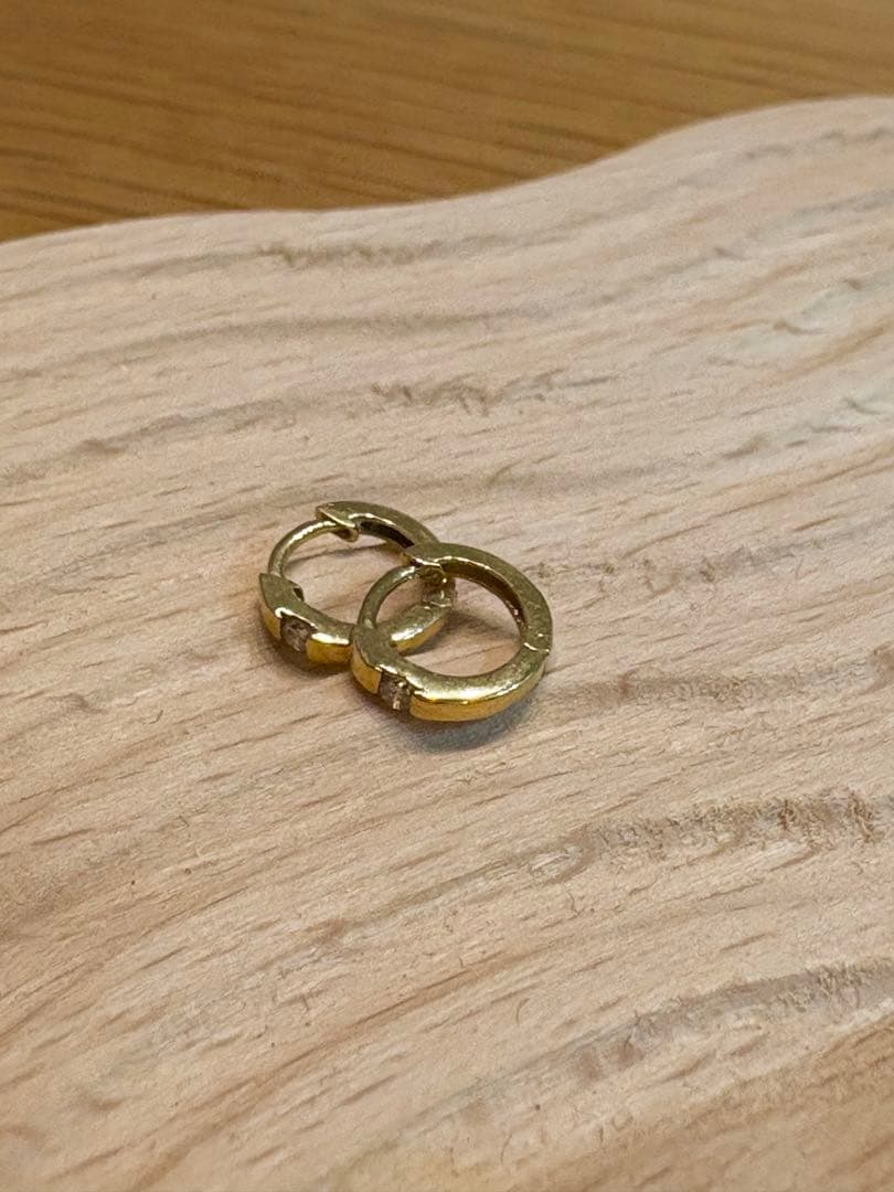 K18中折れフープピアス　一粒ダイヤ付き　10㎜