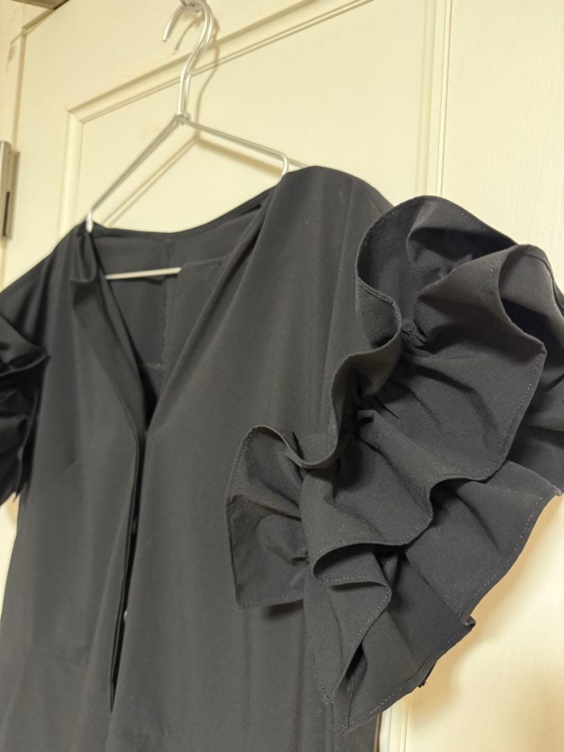 CADUNE ≪川上桃子さんコラボ≫袖フリルオールインワン 黒 Mサイズ