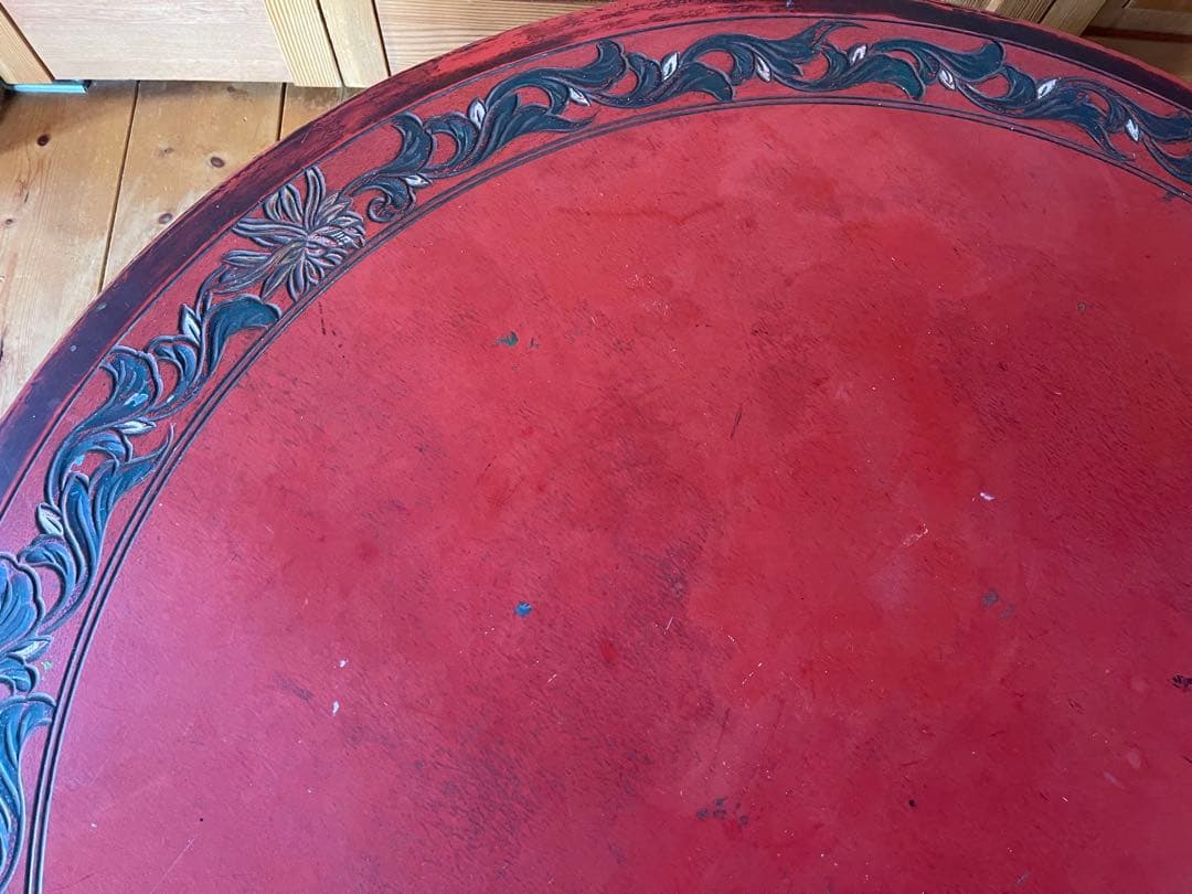 丸いローテーブル　植物文様　浮き彫り