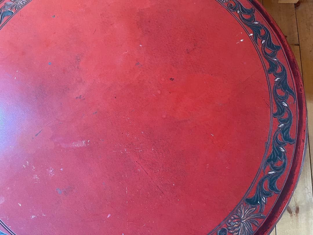 丸いローテーブル　植物文様　浮き彫り