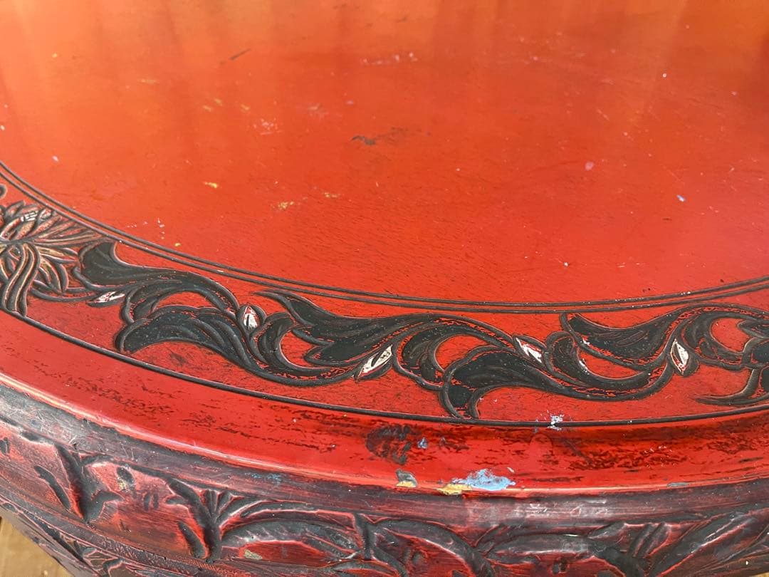 丸いローテーブル　植物文様　浮き彫り