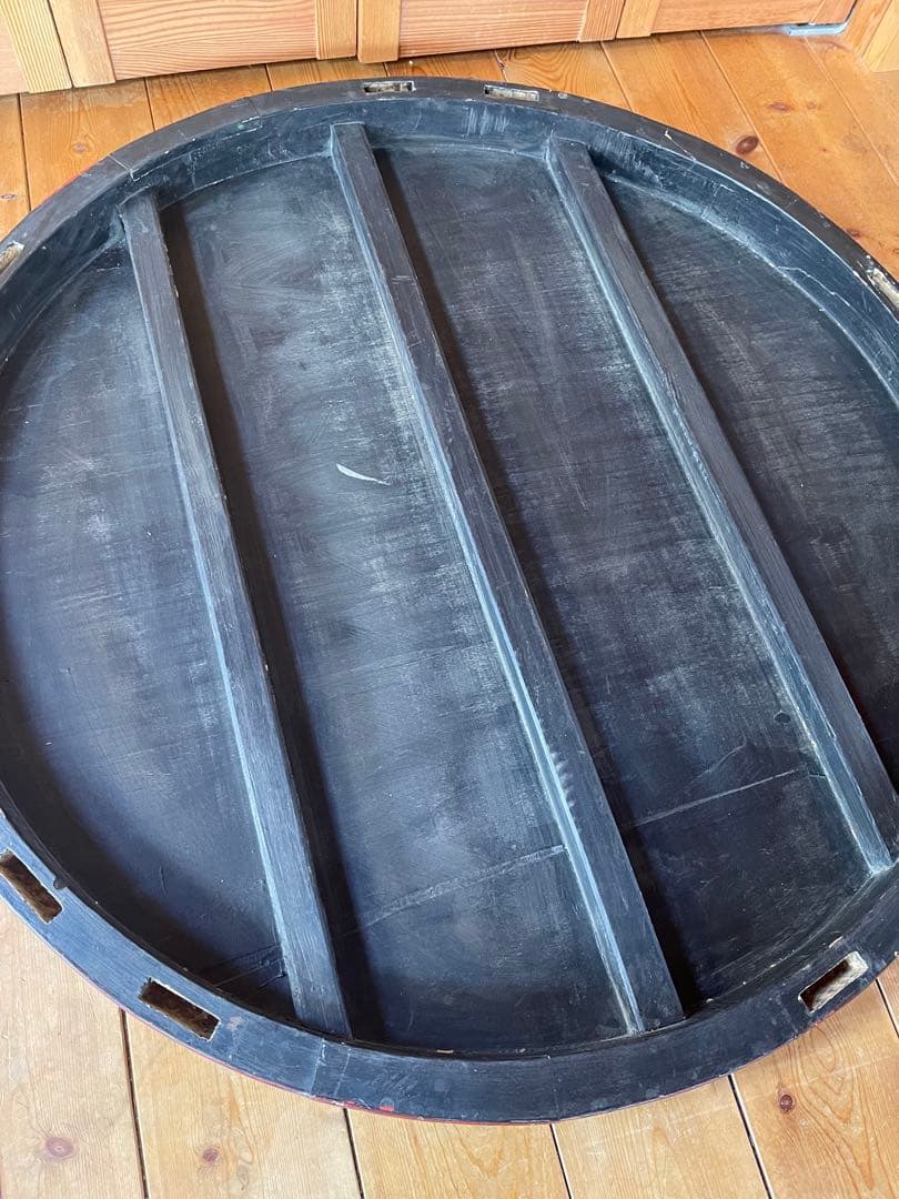 丸いローテーブル　植物文様　浮き彫り