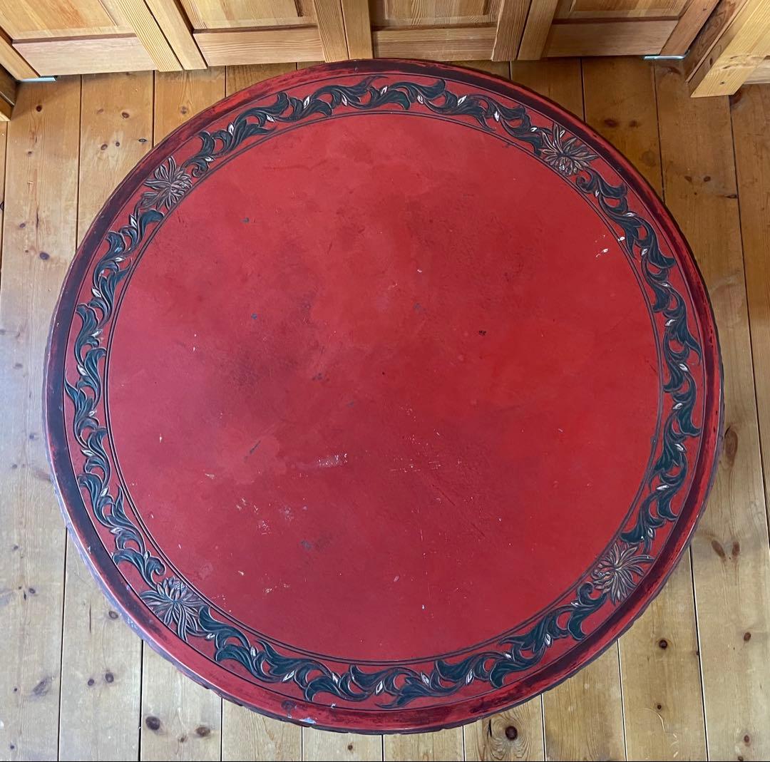 丸いローテーブル　植物文様　浮き彫り