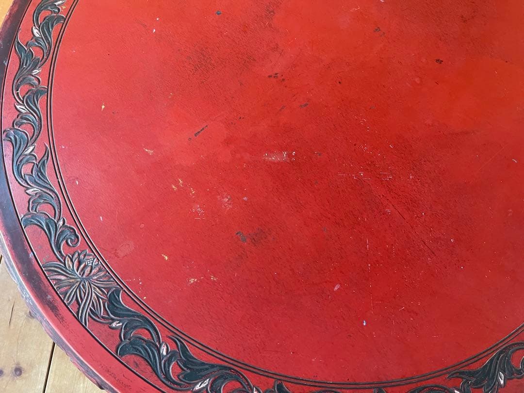 丸いローテーブル　植物文様　浮き彫り