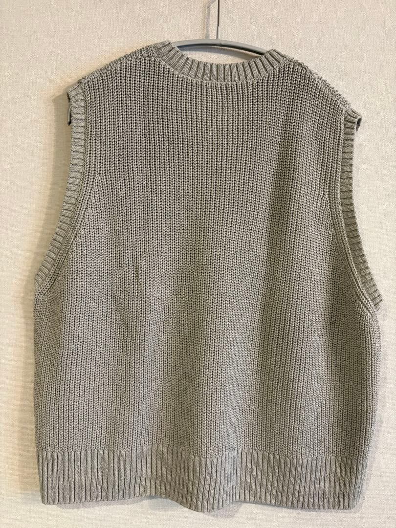 「私にちょうどいいベーシック」ペーパーコットンのニットベスト グレー