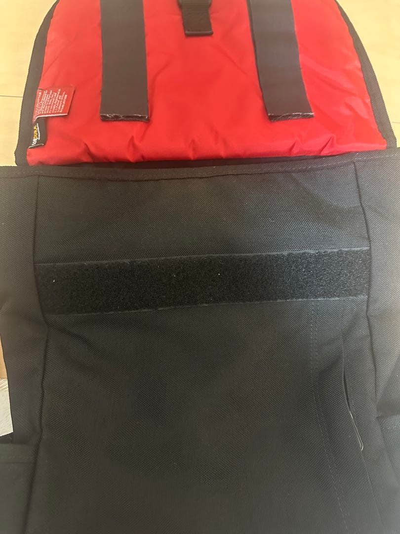 黒のフラップ式バックパック