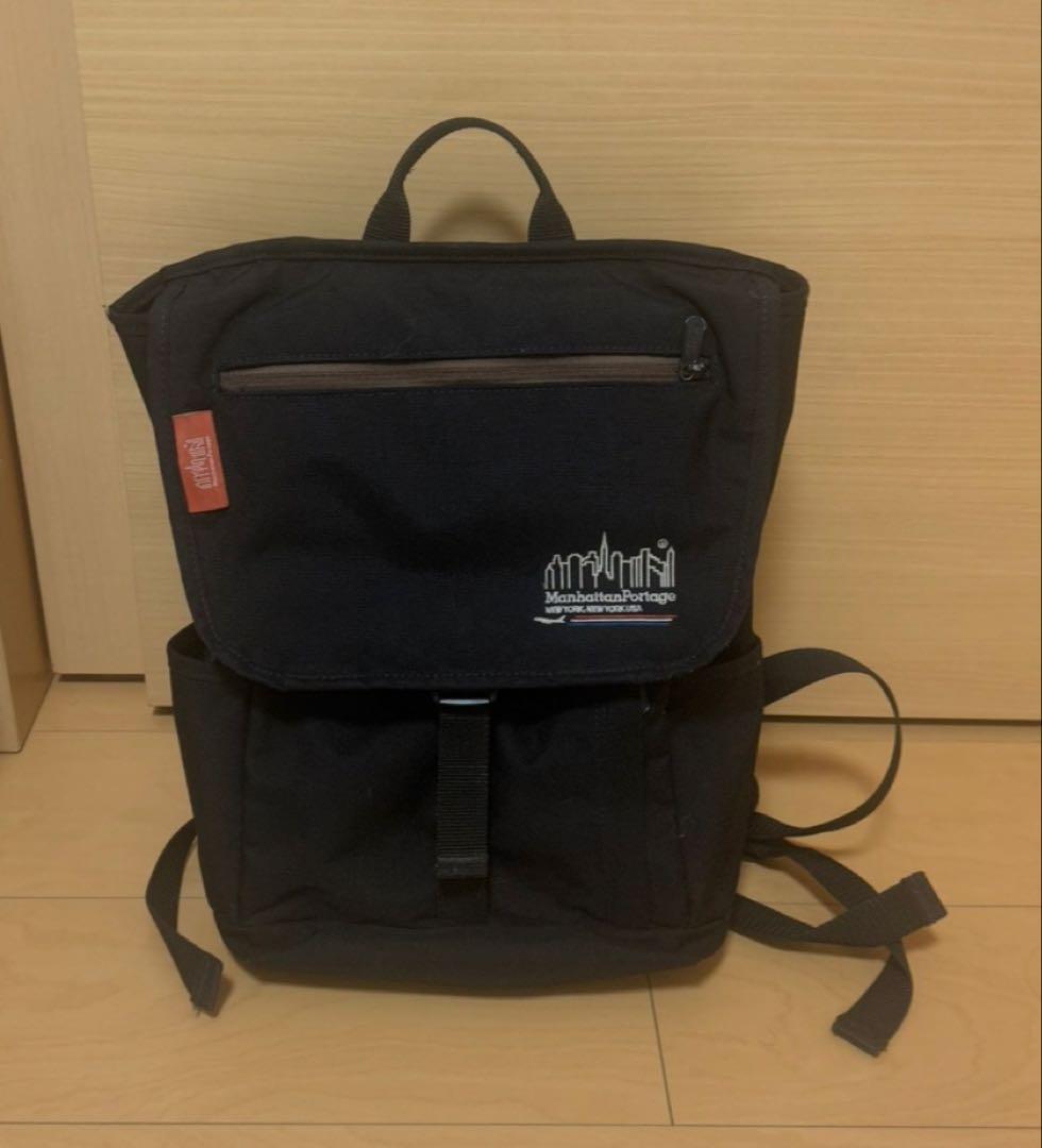 黒のフラップ式バックパック