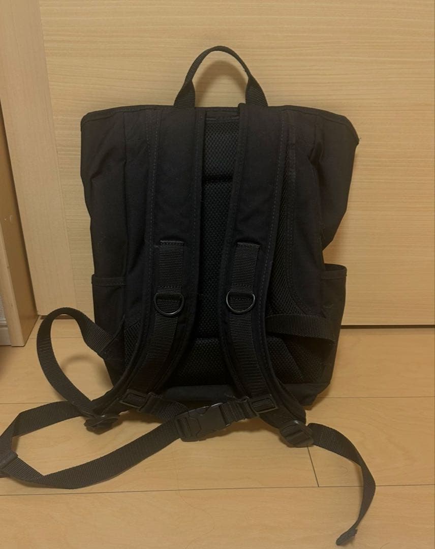 黒のフラップ式バックパック