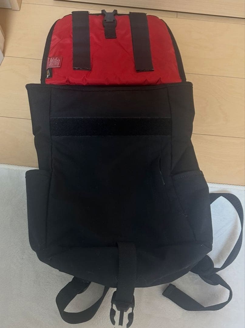 黒のフラップ式バックパック