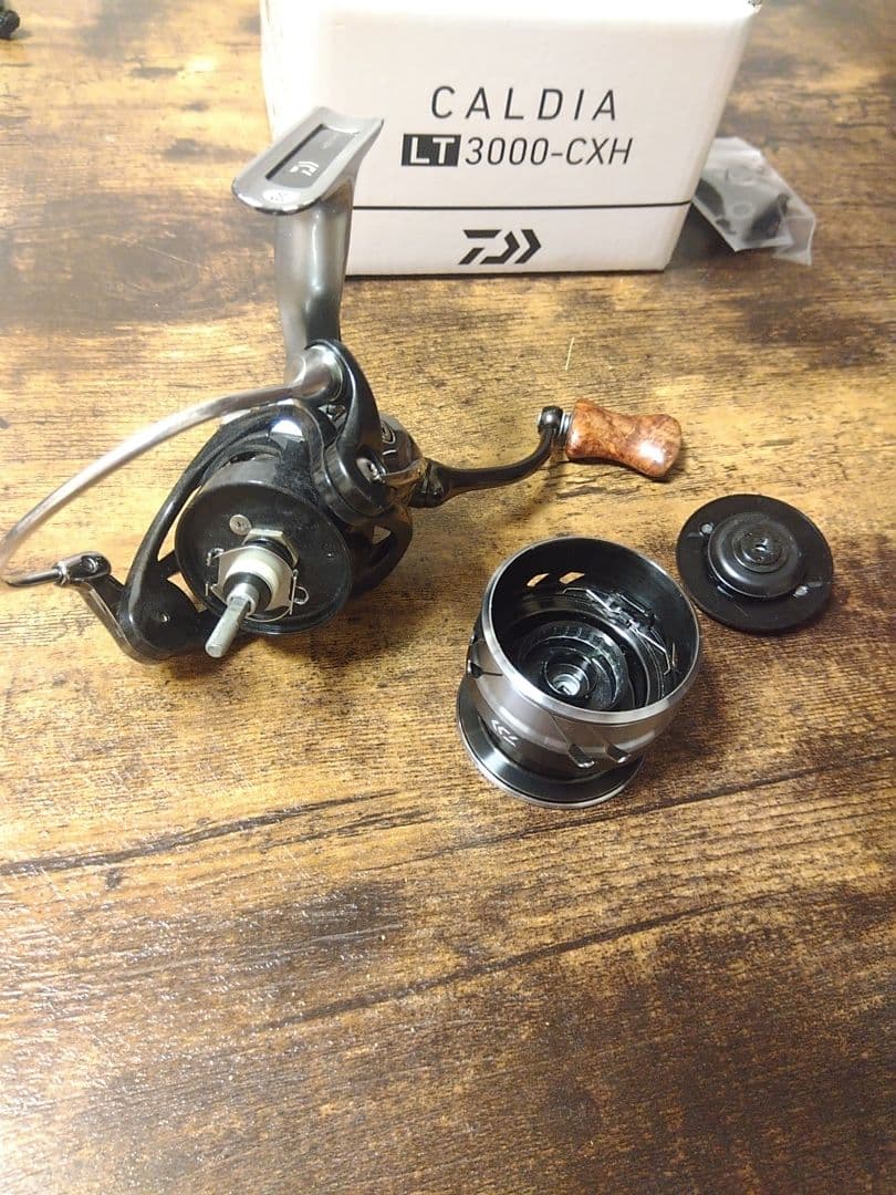 DAIWA 18CALDIA LT3000-CXH 　IOS花梨ノブ