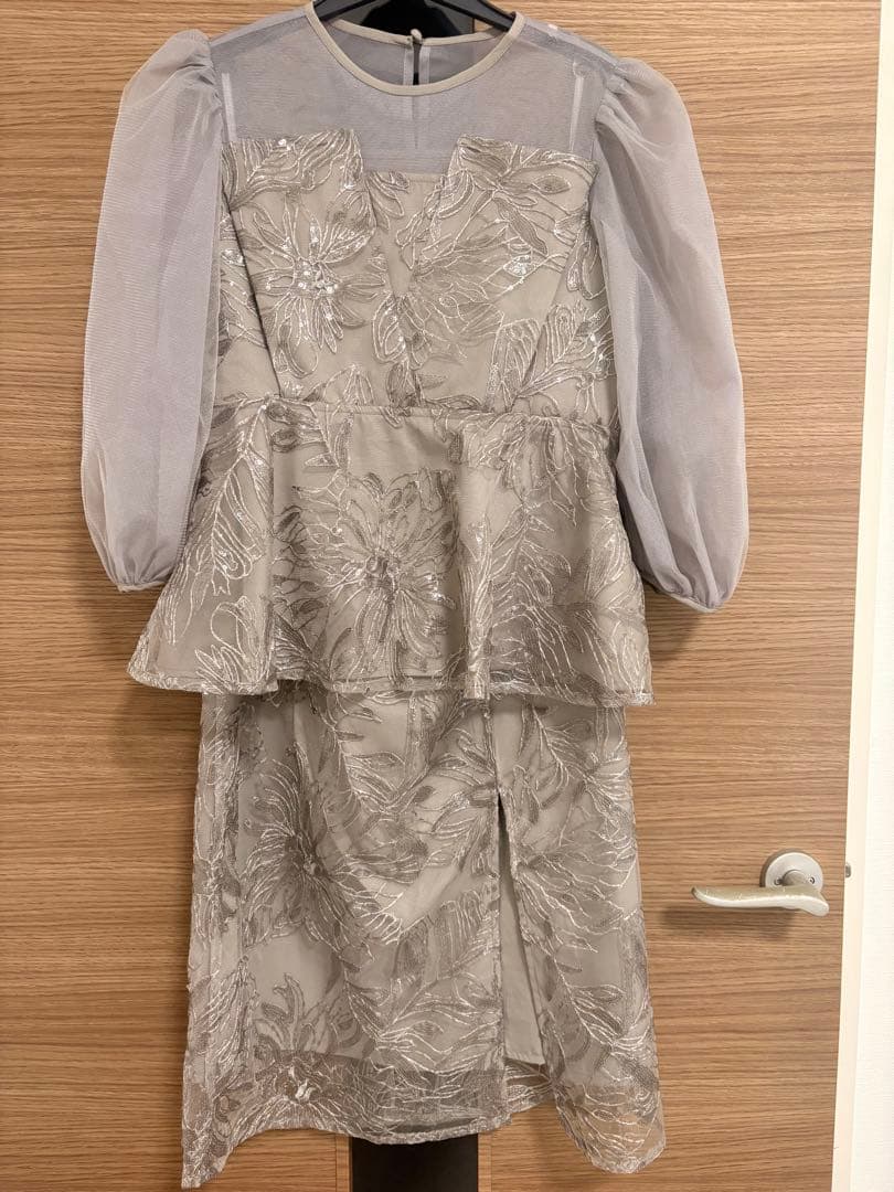 LEJAシアーパフスリーブペプラムスパンコール花柄セットアップドレス