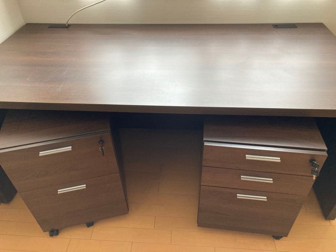 塚*本様 役員用平机、ダークブラウン色、独立キャスター引き出し付き(組立て要,バ