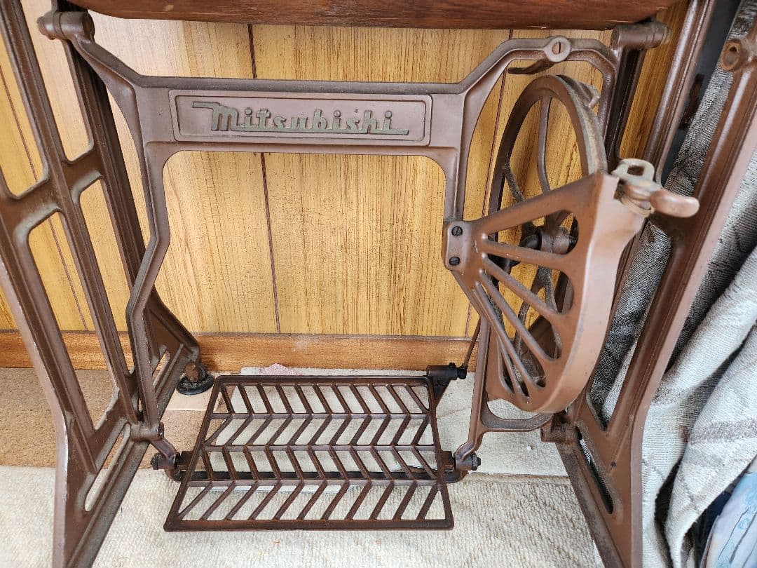 足踏みミシンの台 三菱