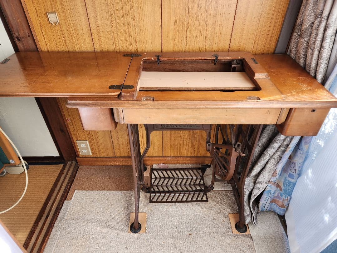 足踏みミシンの台 三菱