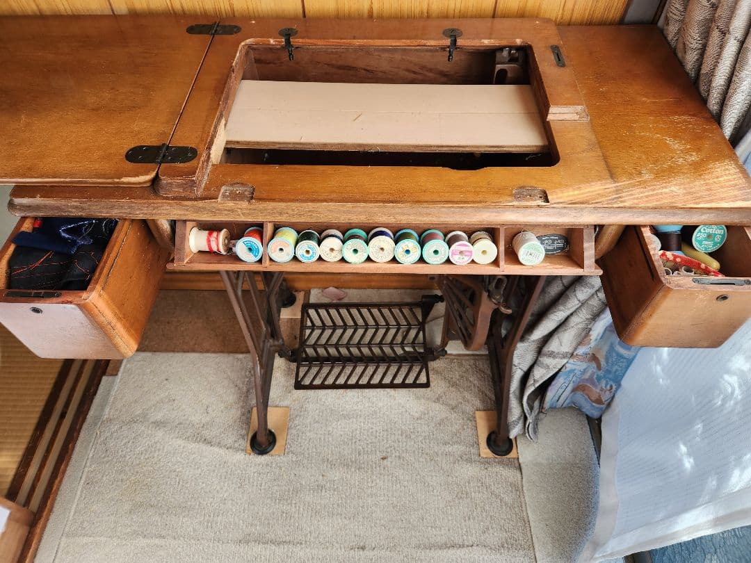 足踏みミシンの台 三菱