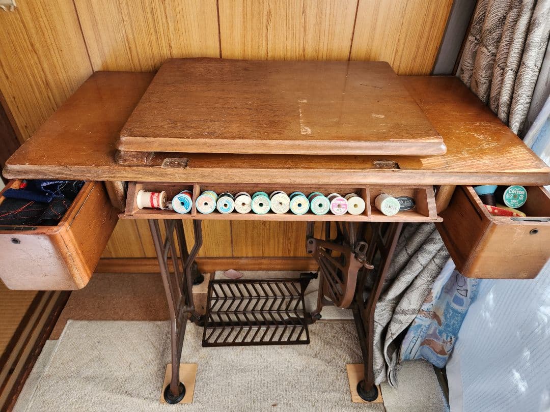 足踏みミシンの台 三菱