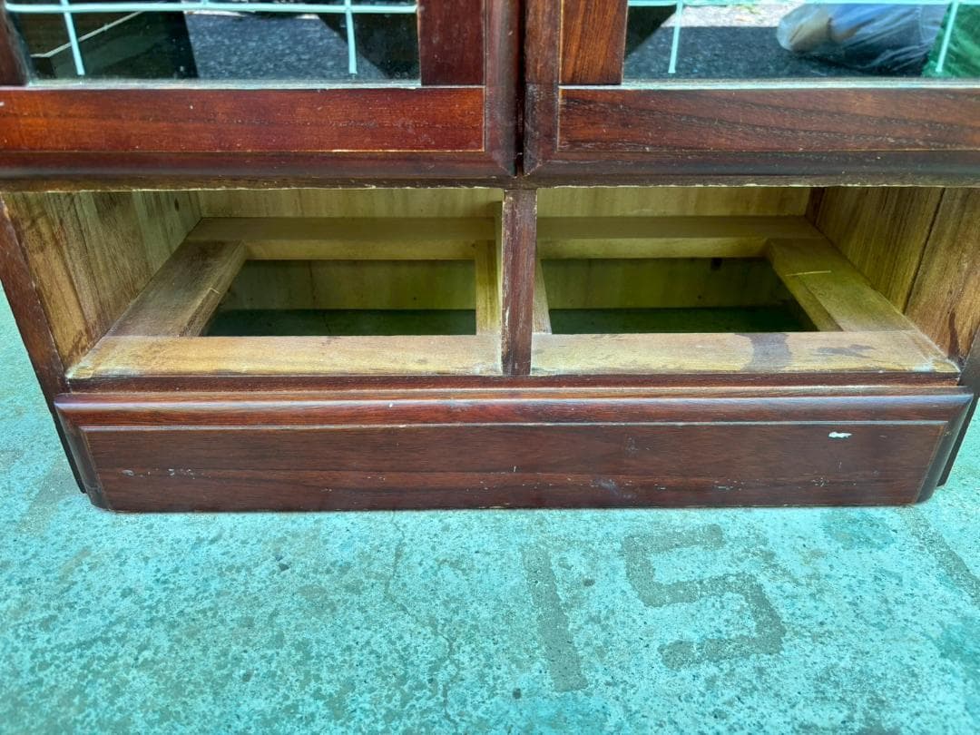 ステンド調　アンティーク　キャビネット　ガラス扉　ガラス戸棚　レトロ　インテリア