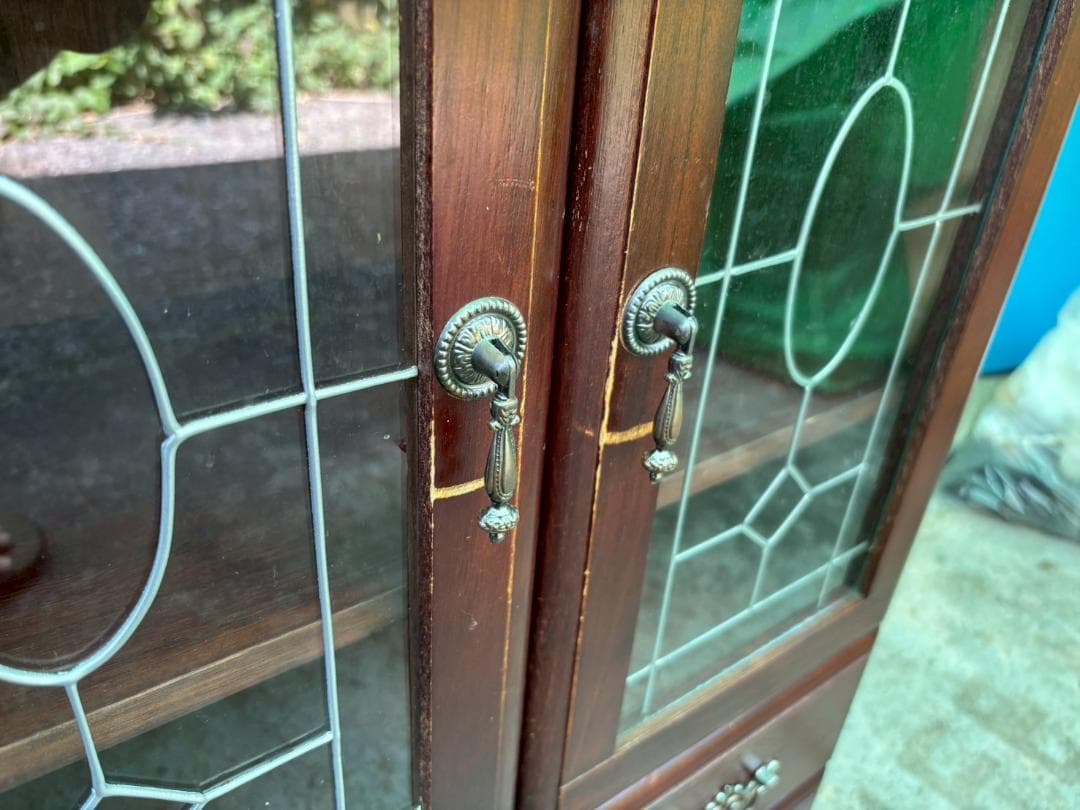 ステンド調　アンティーク　キャビネット　ガラス扉　ガラス戸棚　レトロ　インテリア