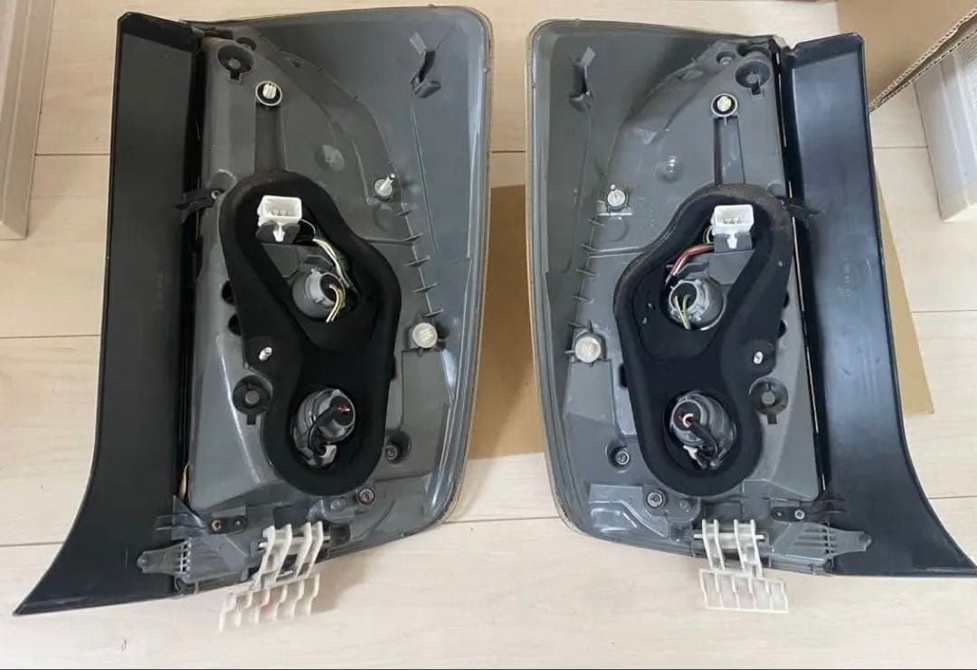 30プリウス　後期　テールランプ　送料込み