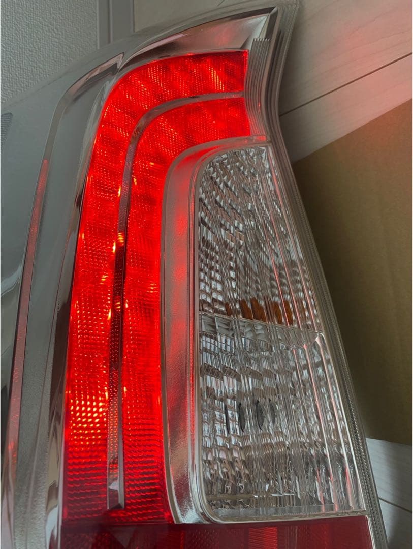 30プリウス　後期　テールランプ　送料込み