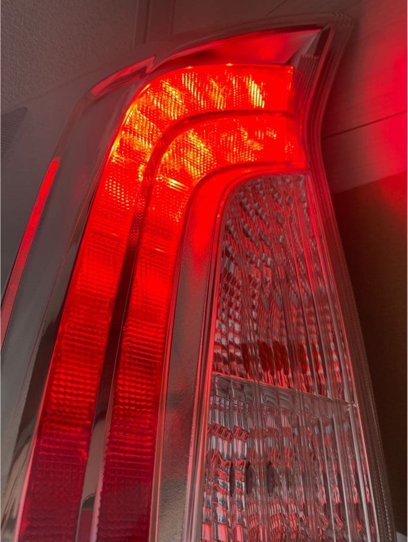 30プリウス　後期　テールランプ　送料込み