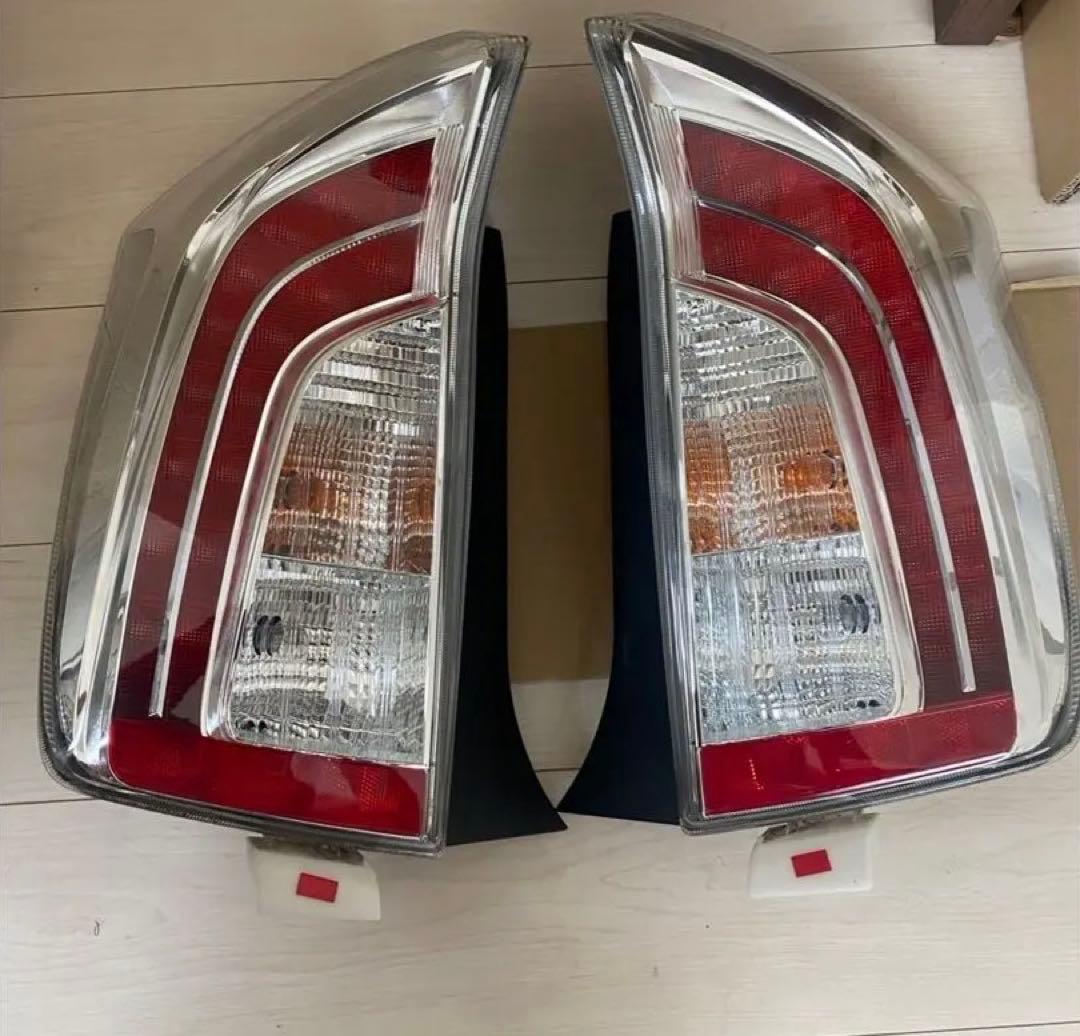 30プリウス　後期　テールランプ　送料込み