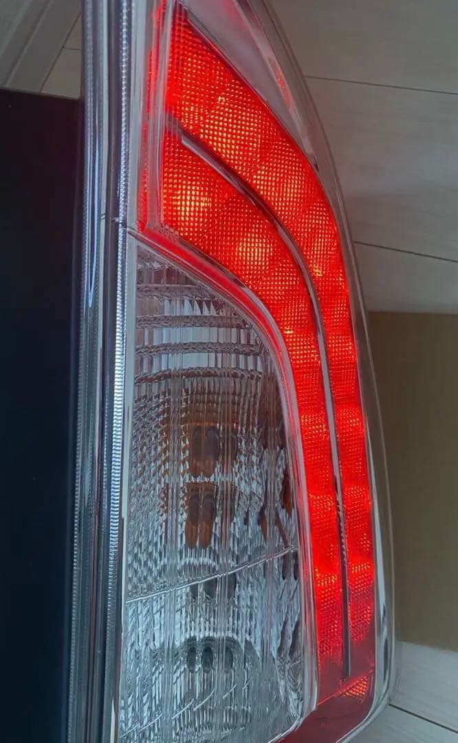 30プリウス　後期　テールランプ　送料込み