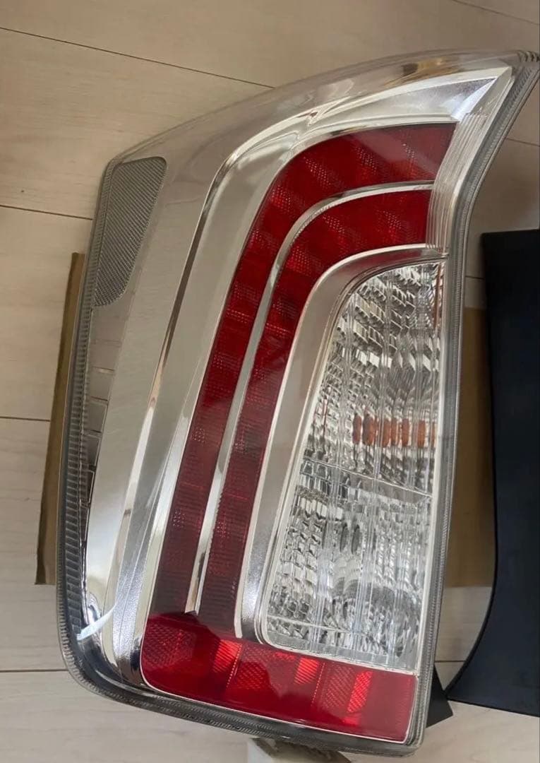 30プリウス　後期　テールランプ　送料込み