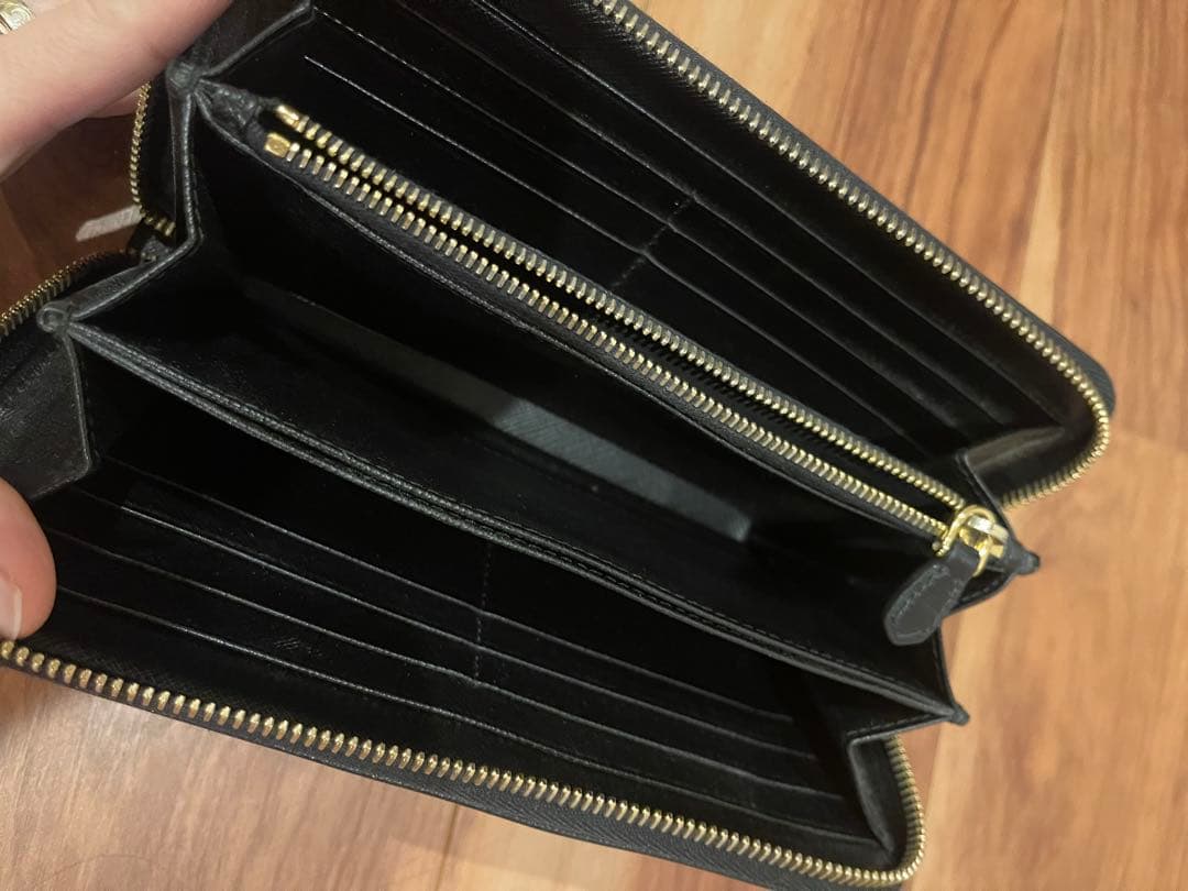 プラダ　長財布