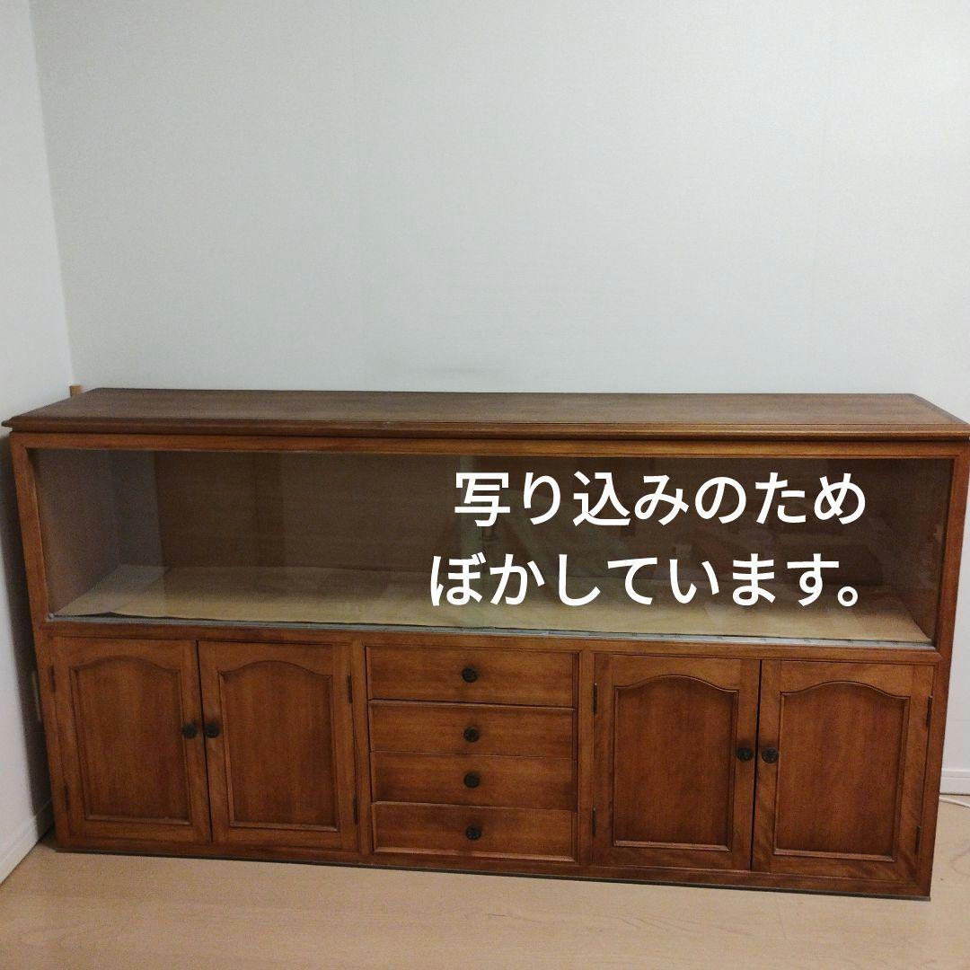 飾り棚・ガラス扉付き木製キャビネット