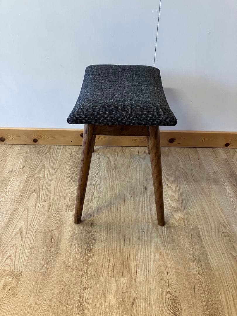 レッドオーク無垢材　スツール　新品　ブラウン色