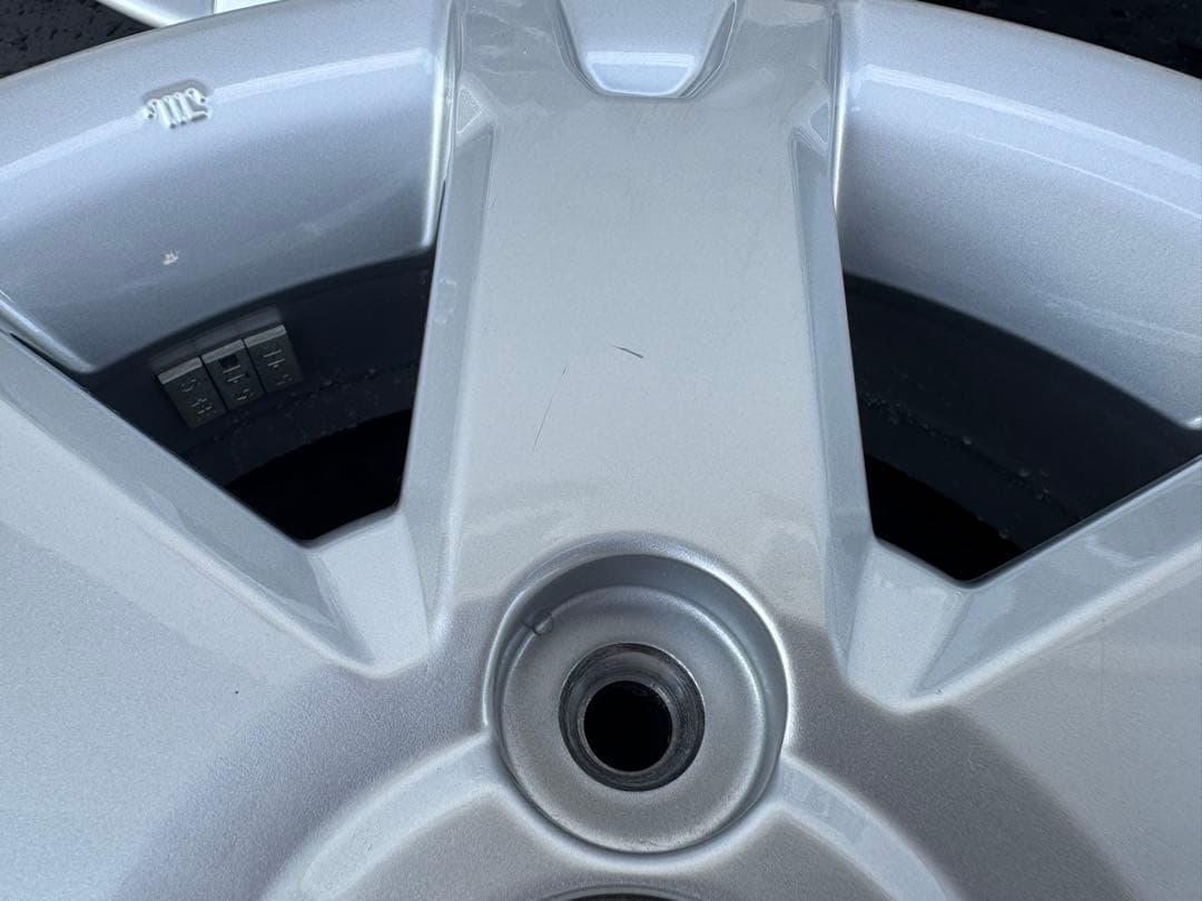 新車外し!! 純正 15インチホイール　シルバー　センターオーナメント付き　①