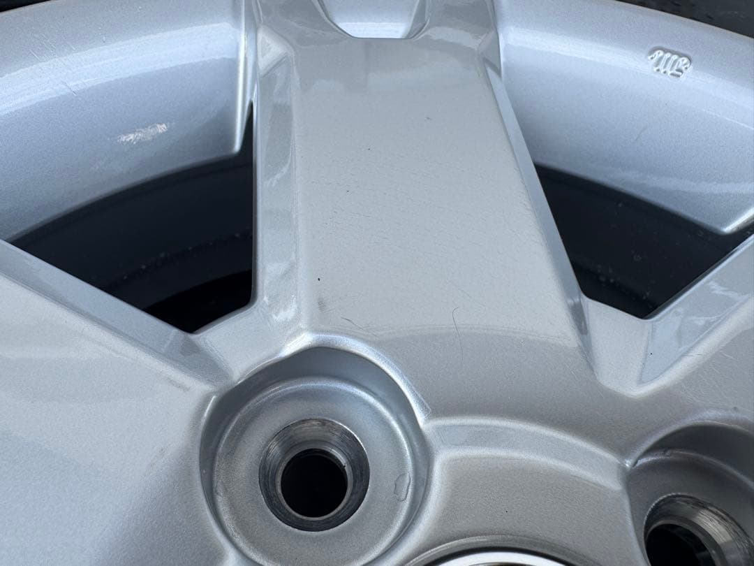 新車外し!! 純正 15インチホイール　シルバー　センターオーナメント付き　①